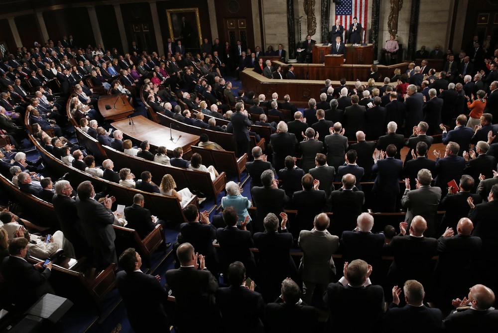 Trump defende imigração por mérito, promete reforma fiscal e pede fim do Obamacare em discurso no Congresso