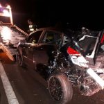 Prefeito de Chavantes para no acostamento pra socorrer vítimas de acidente e tem carro atingido por outro veículo