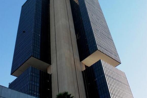 Mercado financeiro reduz projeção para inflação e PIB
