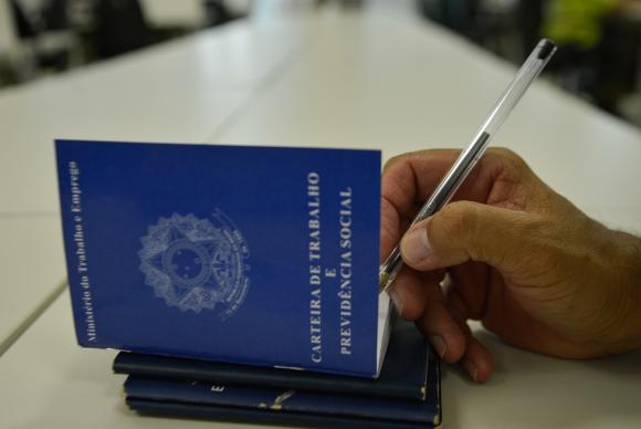 Taxa de desemprego no país se mantêm em 13,3%, diz IBGE