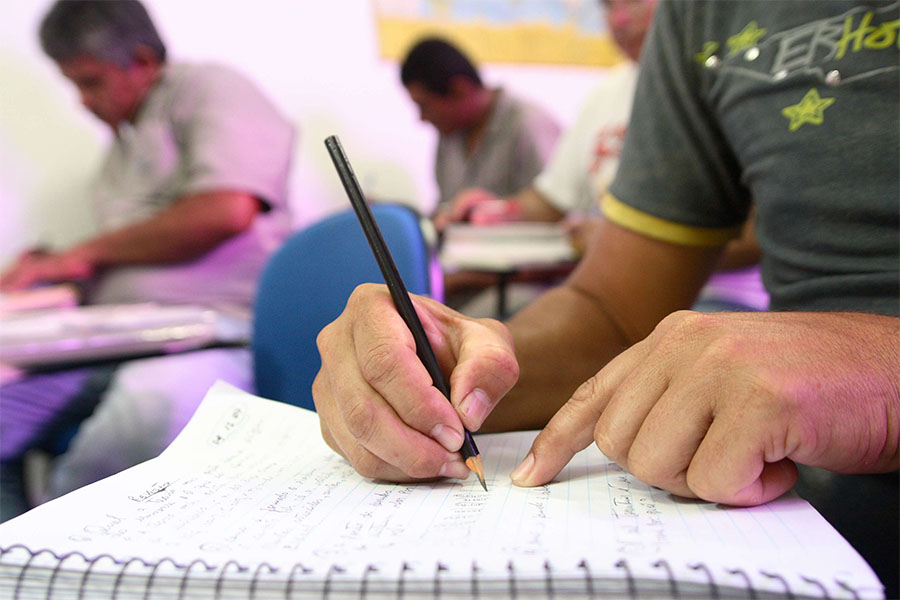 Programa de Educação de Jovens e Adultos do Estado (EJA) está com inscrições abertas
