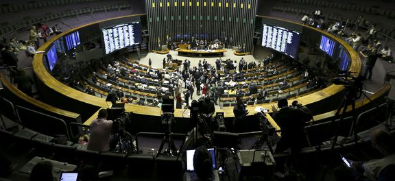 Ao vivo: Câmara inicia sessão para votar parecer de denúncia contra Temer