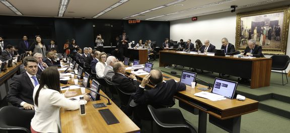 Comissão na Câmara rejeita proposta que pede fim dos cargos de vice
