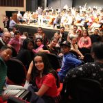 Integrantes da Orquestra Santa Cruz assistem ao ensaio da Sinfônica Nacional