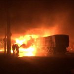 Incêndio atinge pátio de empresa de sorvete e destrói caminhões em Santa Cruz
