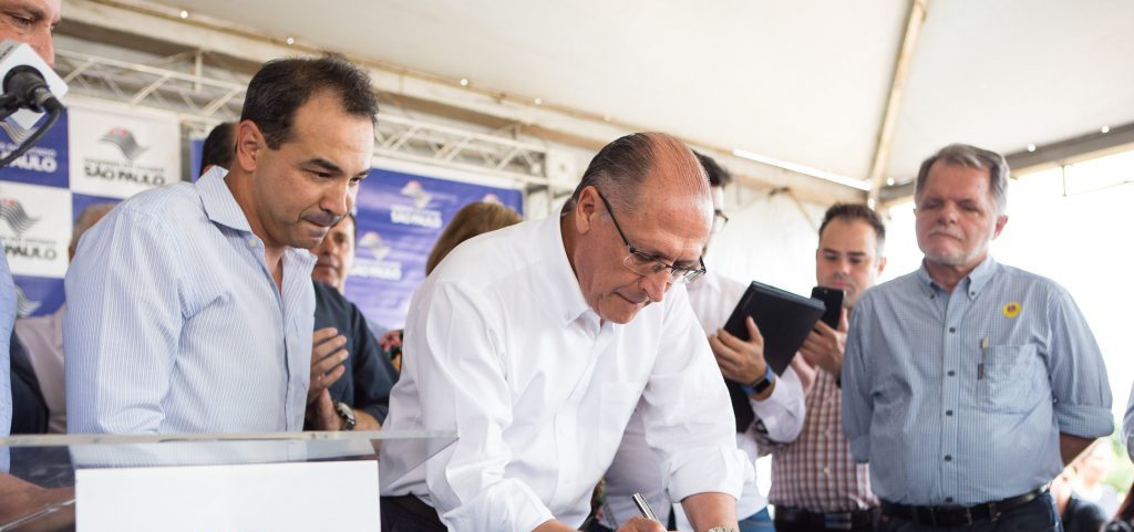 Chavantes é beneficiada com Centro do Idoso e carreta da mamografia