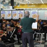 Orquestra de Câmara Santa Cruz leva música para supermercado