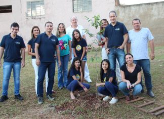 Rotary de Santa Cruz comemora Dia da Terra com plantio de árvore