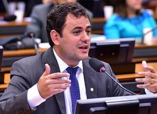 Deputado propõe que presos recebam salário mínimo e tenham direitos trabalhistas