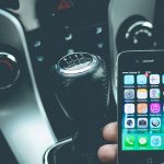 Uso de celular ao volante é considerado agravamento de risco. Entenda mais!