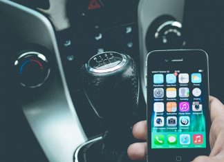 Uso de celular ao volante é considerado agravamento de risco. Entenda mais!