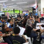 Orquestra Santa Cruz leva música para Supermercado