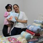 Criança doa cobertores arrecadados no aniversário para Santa Casa de Santa Cruz