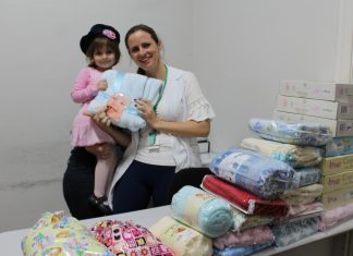 Criança doa cobertores arrecadados no aniversário para Santa Casa de Santa Cruz