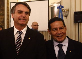 General Mourão participa de ato em apoio a Jair Bolsonaro em Santa Cruz nesta sexta-feira (14)