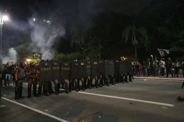 Policiais-Militares-agiram-com-tiros-de-balas-de-borracha-e-gás-de-pimenta-contra-manifestantes-anti-Bolsonaro-1-1024x682