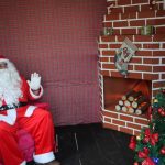 Casinha móvel do Papai Noel é atrativo no comércio