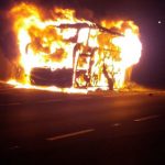 Ônibus pega fogo na praça de pedágio em Palmital