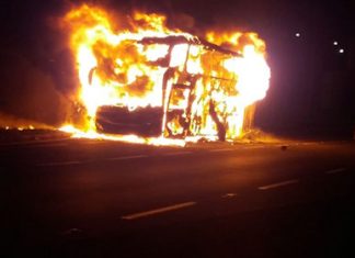 Ônibus pega fogo na praça de pedágio em Palmital