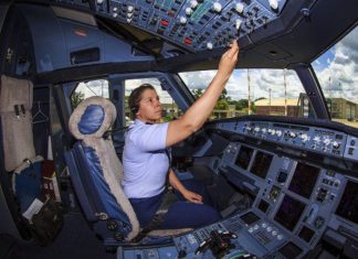 Avião presidencial é pilotado pela primeira mulher a integrar esquadrão de defesa de fronteiras