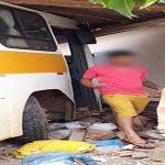 Ônibus desgovernado invade casa em Carlópolis