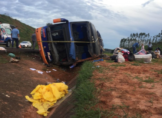 Ônibus de turismo com 50 passageiros tomba na Castelo Branco em Santa Cruz do Rio Pardo