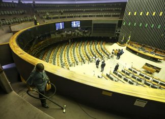 Deputados federais eleitos e reeleitos tomam posse nesta manhã