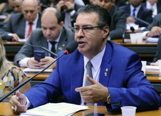 Capitão Augusto afirma que Bolsonaro corre risco de impeachment