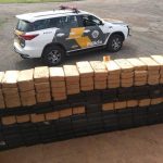 Motorista de caminhão é preso com arma, R$ 14,5 mil e mais de 200 kg de cocaína na Rodovia Castello Branco