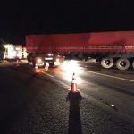 Acidente entre duas carretas deixa caminhoneiro ferido em Santa Cruz do Rio Pardo