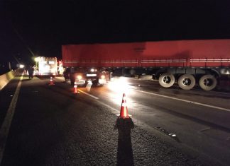 Acidente entre duas carretas deixa caminhoneiro ferido em Santa Cruz do Rio Pardo