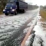 Chuva de granizo cobre vicinal entre Santa Cruz do Rio Pardo e São Pedro do Turvo e chama atenção de motoristas