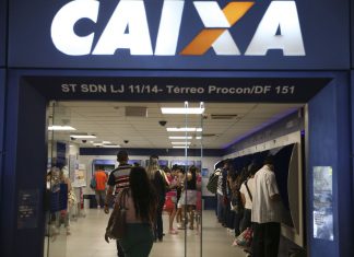 Agências da Caixa ampliam horário nesta sexta para saques do FGTS