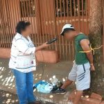 Suspeito de furtar casa incendiada em São Pedro do Turvo é amarrado a árvore e levado à delegacia por moradores