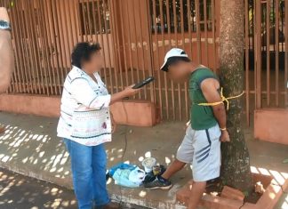 Suspeito de furtar casa incendiada em São Pedro do Turvo é amarrado a árvore e levado à delegacia por moradores