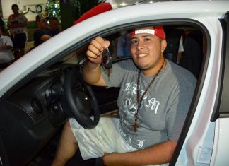 Felipe Dourado ganha o carro na promoção da ACE Conectada com Você