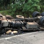 Motorista morre ao capotar caminhão na BR-153