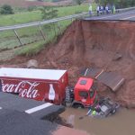 Chuva abre cratera na pista e ‘engole’ carro e caminhão em Júlio Mesquita; uma pessoa morreu