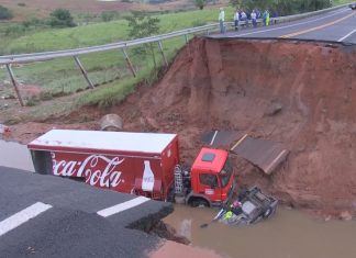 Chuva abre cratera na pista e ‘engole’ carro e caminhão em Júlio Mesquita; uma pessoa morreu