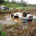 Motorista morre após carro capotar e parar de ponta-cabeça em poça de água em Bernardino de Campos