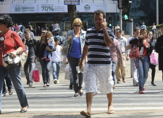 Taxa de desemprego sobe para 12,6% em abril, diz IBGE