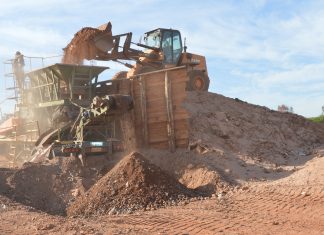 Resíduos da construção civil estão sendo utilizados em melhorias de estradas rurais em Santa Cruz