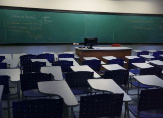 Alunos do ensino médio público voltam às aulas presenciais no Amazonas
