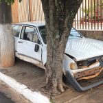 Fartura: carro fica prensado entre poste, árvore e muro.
