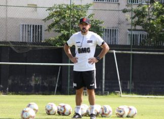 Vasco anuncia saída do técnico Ramon Menezes