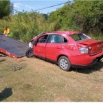 Carro desgovernado cai em barranco e pega fogo no perímetro urbano de Avaré