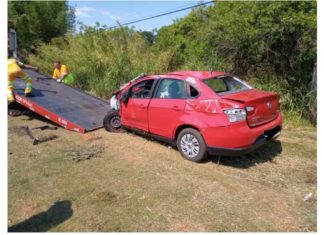 Carro desgovernado cai em barranco e pega fogo no perímetro urbano de Avaré