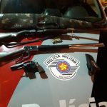 Após briga de casal esposa se vinga e denuncia marido por posse ilegal de armas de fogo