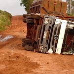 Veículo canavieiro tomba em estrada rural de itaí