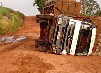 Veículo canavieiro tomba em estrada rural de itaí